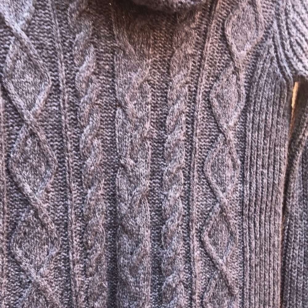 Abercrombie & Fitch Gray Cable Knit Sweater Medium Pit to Pit 17 1/2” Preworn - Picture 5 of 16